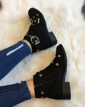 Bottines noires lanières cloutées ouvertes à lavant